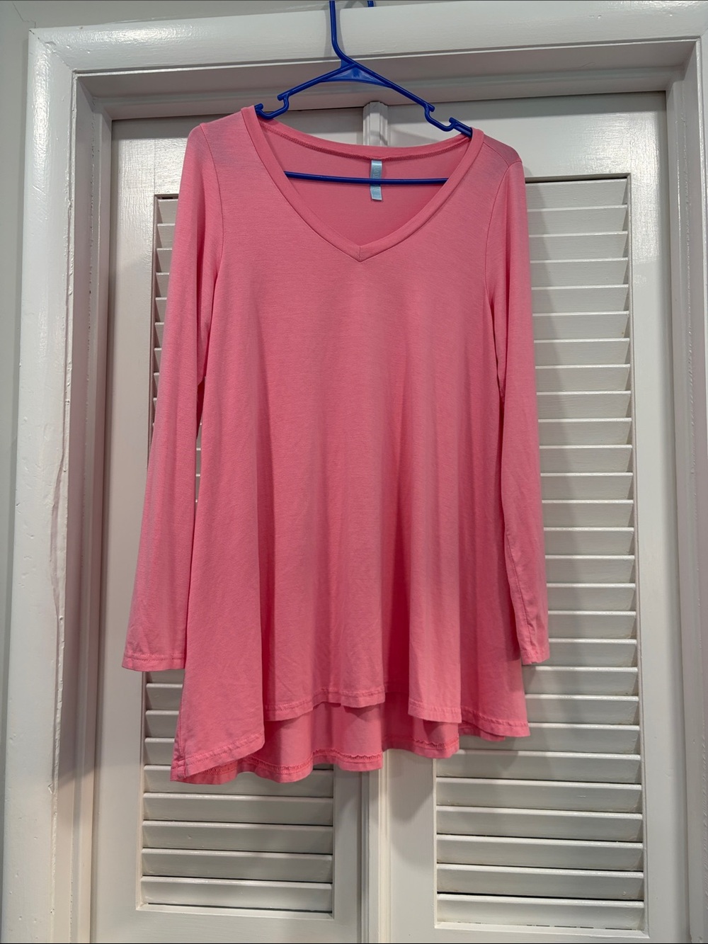 Women's Relaxed V-Neck Long Sleeve Tunic in Pink